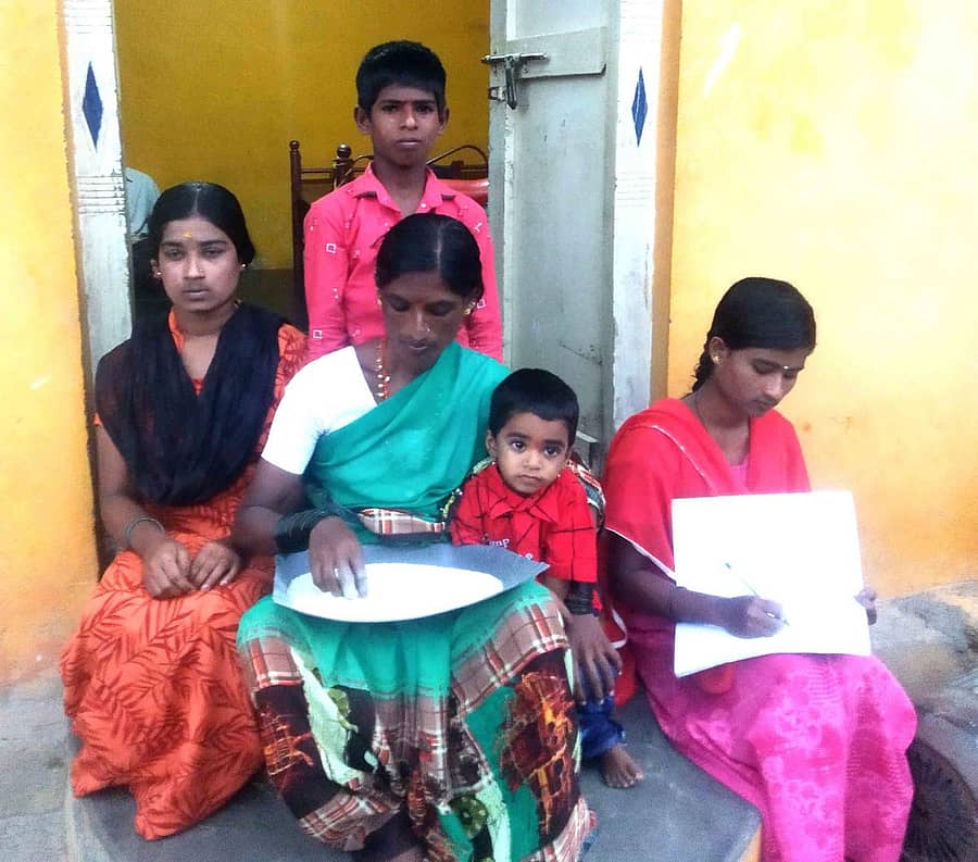 ಹಾವನೂರು ಗ್ರಾಮದ ಮನೆಯ ಮುಂಭಾಗ ತಾಯಿ ಪ್ರೇಮಾ ಅವರೊಂದಿಗೆ ಕುಳಿತಿರುವ ಮಕ್ಕಳು