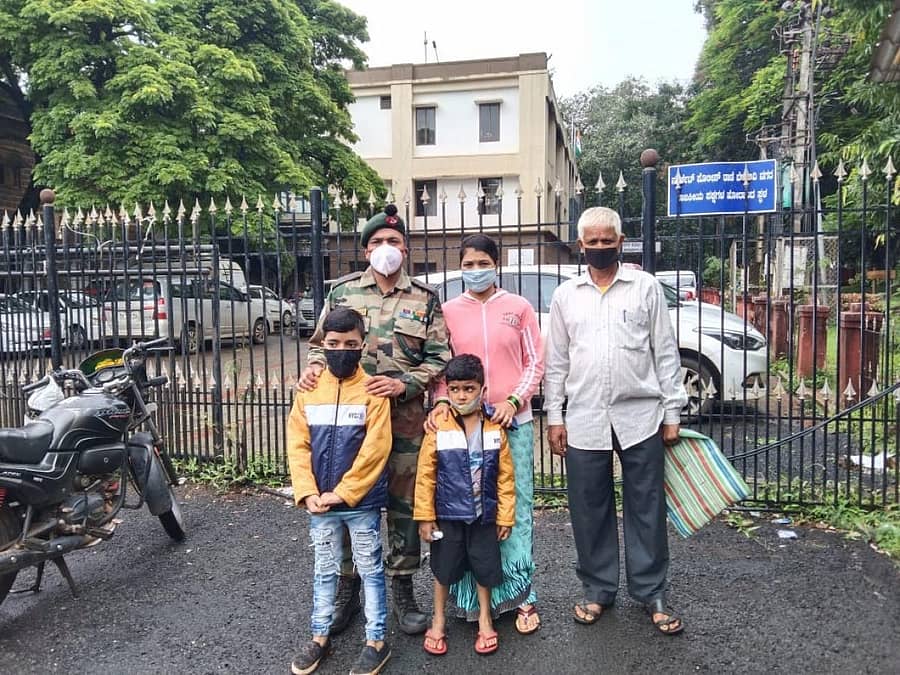 ಕುಟುಂಬದೊಂದಿಗೆ ಜಿಲ್ಲಾಧಿಕಾರಿ ಕಚೇರಿಗೆ ಬಂದಿದ್ದ ಯೋಧ ದೀಪಕ ಪಾಟೀಲ