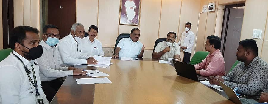 ಡಿಸಿಸಿ ಬ್ಯಾಂಕ್ ಅಧ್ಯಕ್ಷ ಎಂ.ಗೋವಿಂದಗೌಡ ಪ್ಯಾಕ್ಸ್ಗಳ ಗಣಕೀಕೃತ ಲೆಕ್ಕಪರಿಶೋಧನೆ ಸಂಬಂಧ ಕೋಲಾರದಲ್ಲಿ ಬುಧವಾರ ಪ್ರಗತಿ ಪರಿಶೀಲನಾ ಸಭೆ ನಡೆಸಿದರು