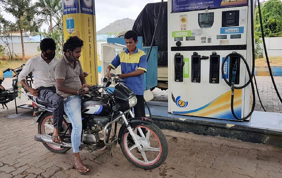 ನೂರರ ಖರೀದಿ... ಚಾಮರಾಜನಗರದ ಪೆಟ್ರೋಲ್ ಬಂಕ್ ಒಂದರಲ್ಲಿ ಬುಧವಾರ ದ್ವಿಚಕ್ರ ವಾಹನ ಸವಾರರೊಬ್ಬರು ಬೈಕ್ಗೆ ಪೆಟ್ರೋಲ್ ಹಾಕಿಸಿಕೊಂಡರು