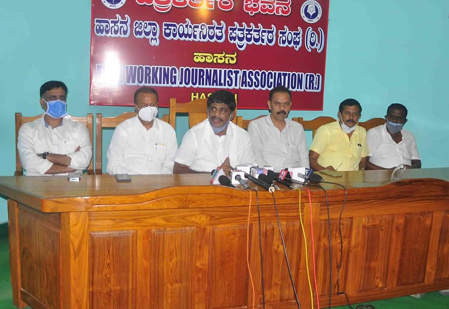 ಹಾಸನದಲ್ಲಿ ಸಂಸದ ಡಿ.ಕೆ.ಸುರೇಶ್ ಮಾತನಾಡಿದರು.