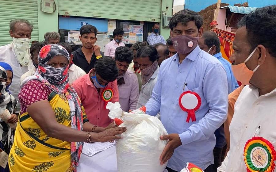 ಬೀದರ್ ತಾಲ್ಲೂಕಿನ ಅಮಲಾಪುರದಲ್ಲಿ ಬಡವರಿಗೆ ಆಹಾರಧಾನ್ಯ ಕಿಟ್ ಉಚಿತವಾಗಿ ವಿತರಿಸಲಾಯಿತು