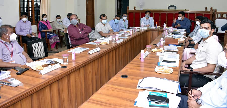 ‘ತೌತೆ’ ಚಂಡಮಾರುತದಿಂದ ಉತ್ತರ ಕನ್ನಡ ಮತ್ತು ಉಡುಪಿ ಜಿಲ್ಲೆಗಳಲ್ಲಿ ಆಗಿರುವ ಹಾನಿಯ ಮಾಹಿತಿಯನ್ನು, ಕಾರವಾರದಲ್ಲಿ ಬುಧವಾರ ನಡೆದ ಸಭೆಯಲ್ಲಿ ಕೇಂದ್ರ ತಂಡದ ಅಧಿಕಾರಿಗಳು ಪಡೆದರು