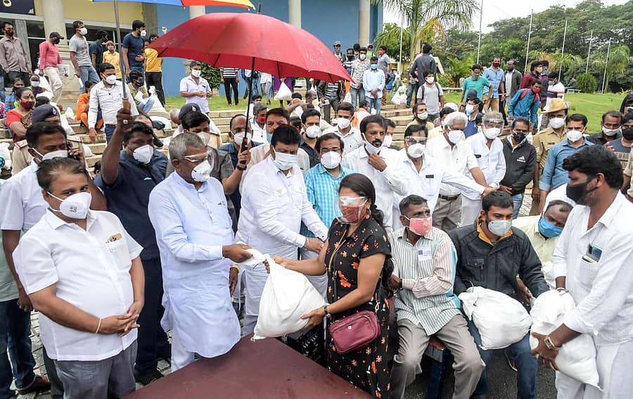 ಕಲಾವಿದರಿಗೆ ಕಿಟ್ ನೀಡುವ ಕಾರ್ಯಕ್ರಮಕ್ಕೆ ಸಚಿವ ಎಸ್.ಟಿ.ಸೋಮಶೇಖರ್ ಚಾಲನೆ ನೀಡಿದರು. ಸಚಿವ ಬಿ.ಸಿ.ಪಾಟೀಲ, ಮುಡಾ ಅಧ್ಯಕ್ಷ ಎಚ್.ವಿ.ರಾಜೀವ್ ಇದ್ದಾರೆ