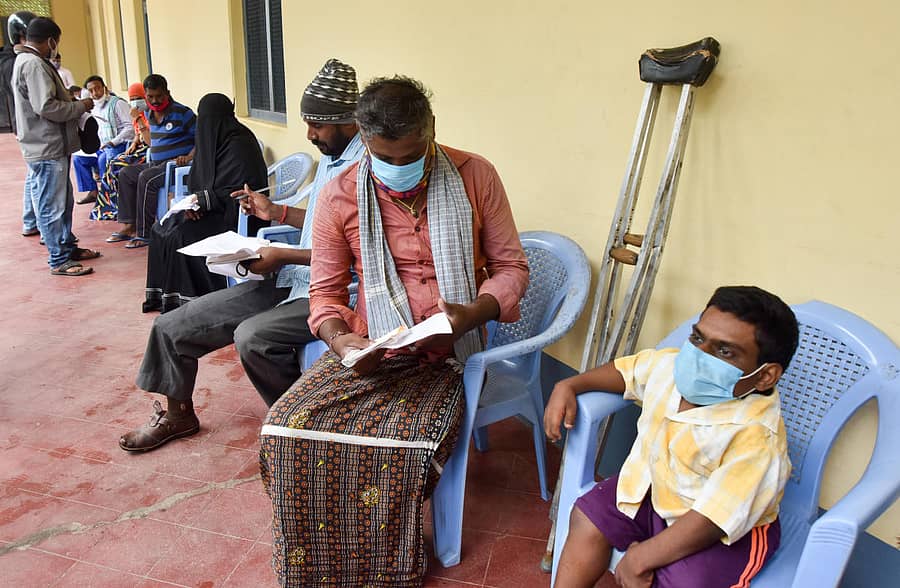 ಕೋವಿಡ್ ಲಸಿಕೆ ಪಡೆಯಲು ಅಂಗವಿಕಲರು ಮೈಸೂರಿನ ಕಿವುಡ–ಮೂಗರ ಶಾಲೆಯಲ್ಲಿ ಬುಧವಾರ ಸಾಲಿನಲ್ಲಿ ಕುಳಿತಿದ್ದ ದೃಶ್ಯ ಕಂಡು ಬಂತು