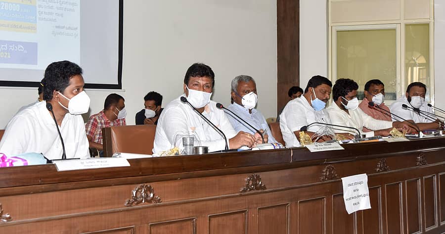 ಮೈಸೂರಿನಲ್ಲಿ ಬುಧವಾರ ಕೃಷಿ ಸಚಿವ ಬಿ.ಸಿ.ಪಾಟೀಲ ಹಾಗೂ ಜಿಲ್ಲಾ ಉಸ್ತುವಾರಿ ಸಚಿವ ಎಸ್.ಟಿ.ಸೋಮಶೇಖರ್‌ ನೇತೃತ್ವದಲ್ಲಿ ಕೃಷಿ ಚಟುವಟಿಕೆಗಳ ಕುರಿತು ಸಭೆ ನಡೆಯಿತು. ಡಾ.ಬಗಾದಿ ಗೌತಮ್‌, ಕೆ.ಮಹದೇವ್‌, ಅನಿಲ್‌ ಕುಮಾರ್‌, ಆರ್‌.ಧರ್ಮಸೇನ, ಹರ್ಷವರ್ಧನ್‌ ಇದ್ದಾರೆ