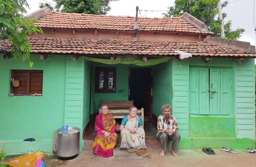 ಅಂಧತ್ವದಿಂದ ಬಳಲುತ್ತಿರುವ ವ್ಯಕ್ತಿಗಳು