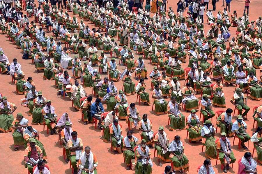 ಆಹಾರ ಪದಾರ್ಥಗಳ ಕಿಟ್ ಪಡೆಯಲು ಅಂತರ ಕಾಪಾಡಿಕೊಂಡು ಸಾಲಾಗಿ ಕುಳಿತಿರುವ ಕೊರೊನಾ ಸೇನಾನಿಗಳು, ಪೌರ ಕಾರ್ಮಿಕರು ಪ್ರಜಾವಾಣಿ ಚಿತ್ರ