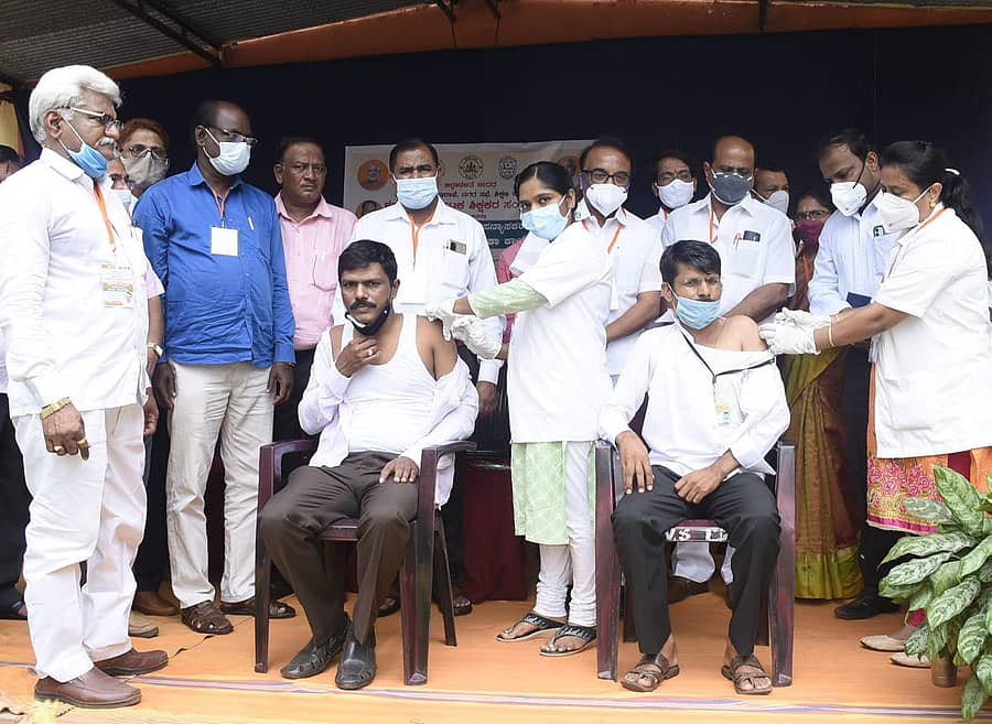 ಬೀದರ್ನ ಸರಸ್ವತಿ ಶಿಕ್ಷಣ ವಿಕಾಸ ಸಮಿತಿಯ ಶ್ರೀ ವಿದ್ಯಾರಣ್ಯ ಪ್ರೌಢ ಶಾಲೆಯಲ್ಲಿ ಬುಧವಾರ ಶಿಕ್ಷಕರಿಗೆ ಉಚಿತ ಕೋವಿಡ್ ಲಸಿಕೆ ಕೊಡಲಾಯಿತು