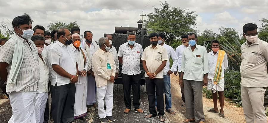 ಶಿಡ್ಲಘಟ್ಟ ತಾಲ್ಲೂಕಿನ ತಲಕಾಯಲಬೆಟ್ಟದ ಬಳಿ ಕೋರ್ಲಪರ್ತಿವರೆಗಿನ ರಸ್ತೆ ಕಾಮಗಾರಿಗೆ ಶಾಸಕ ವಿ ಮುನಿಯಪ್ಪ ಚಾಲನೆ ನೀಡಿದರು