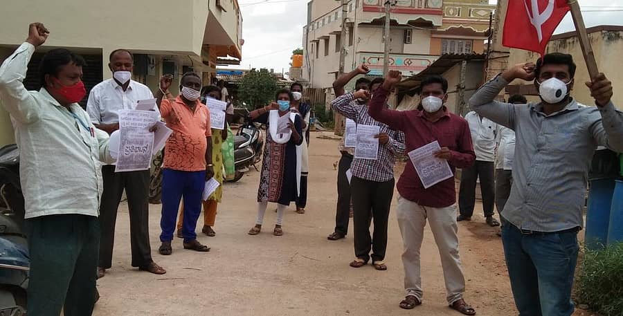 ಹೊಸಕೋಟೆ ತಾಲ್ಲೂಕಿನ ಲಕ್ಕೊಂಡಹಳ್ಳಿಯಲ್ಲಿ ಗ್ರಾಮ ಪಂಚಾಯಿತಿ ನೌಕರರ ಸಂಘ ಮತ್ತು ಸಿಐಟಿಯು ನೇತೃತ್ವದಲ್ಲಿ ಸಾಂಕೇತಿಕ ಪ್ರತಿಭಟನೆ ನಡೆಯಿತು