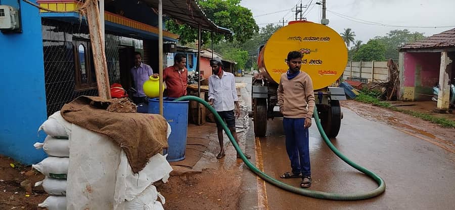 ಸೊರಬ ಪಟ್ಟಣದ 10ನೇ ವಾರ್ಡ್ನಲ್ಲಿ ಟ್ಯಾಂಕರ್ ಮೂಲಕ ಕುಡಿಯುವ ನೀರು ಸರಬರಾಜು ಮಾಡುತ್ತಿರುವುದು