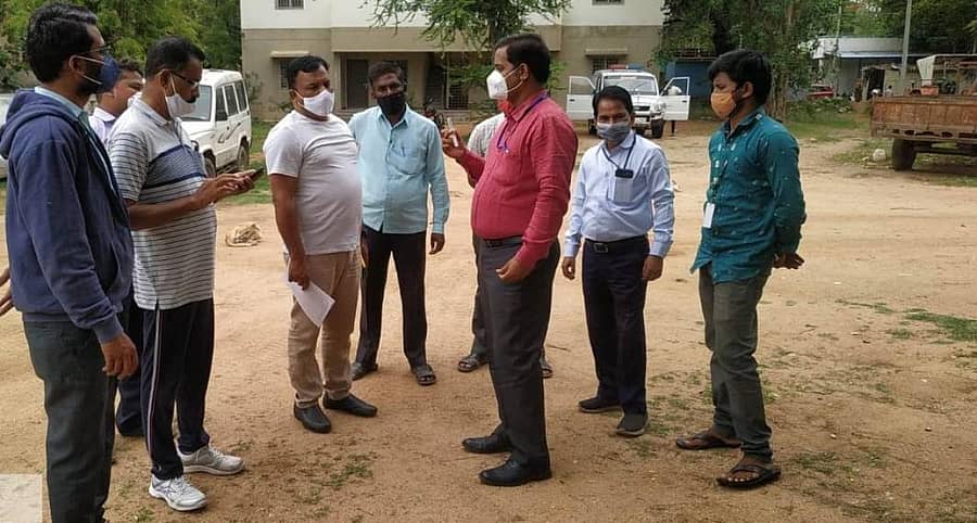 ಗಂಗಾವತಿಯಲ್ಲಿ ನಕಲಿ ಗೊಬ್ಬರ ಸಂಗ್ರಹಿಸಿದ್ದ ಗೋದಾಮಿನ ಮೇಲೆ ಕೃಷಿ ಅಧಿಕಾರಿಗಳು ಬುಧವಾರ ದಾಳಿ ನಡೆಸಿದರು