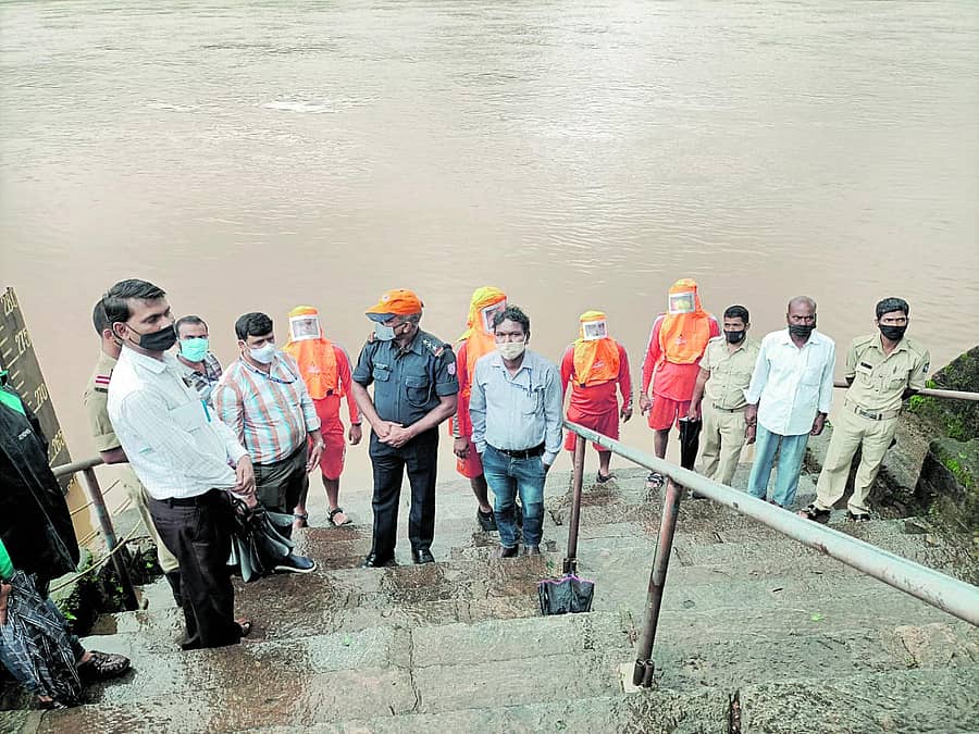 ಉಪ್ಪಿನಂಗಡಿ ನೆರೆಬಾಧಿತ ಪ್ರದೇಶಗಳಿಗೆ ಎನ್‌ಡಿಆರ್‌ಎಫ್ ತಂಡ ಭೇಟಿ, ಪರಿಶೀಲನೆ ನಡೆಸಿತು.