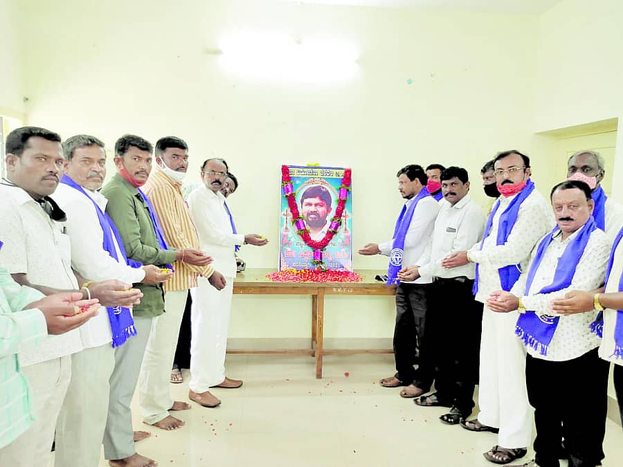 ಆನೇಕಲ್ನಲ್ಲಿ ಪ್ರಜಾ ವಿಮೋಚನಾ ಚಳವಳಿ ಸಂಘಟನೆಯಿಂದ ಡಾ.ಸಿದ್ಧಲಿಂಗಯ್ಯ ಅವರಿಗೆ ನುಡಿ ನಮನ ಸಲ್ಲಿಸಲಾಯಿತು