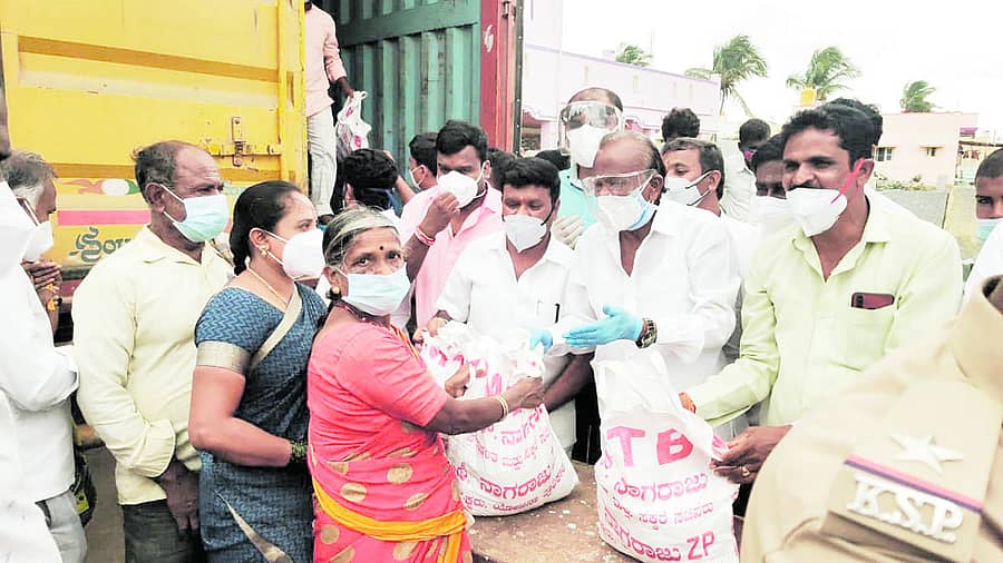 ಹೊಸಕೋಟೆ ತಾಲ್ಲೂಕಿನ ಕೆಂಬಳಗಾನಹಳ್ಳಿಯಲ್ಲಿ ಸಚಿವ ಎಂಟಿಬಿ ನಾಗರಾಜ್ ದಿನಸಿ ಕಿಟ್ ವಿತರಿಸಿದರು