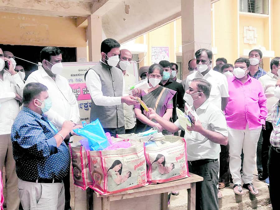 ಹೊಸಕೋಟೆಯ ತಾಲ್ಲೂಕು ಕಚೇರಿ ಮುಂಭಾಗದಲ್ಲಿ ಮಕ್ಕಳ ತಜ್ಞರ ನಡಿಗೆ ಹಳ್ಳಿಯ ಕಡೆಗೆ ಕಾರ್ಯಕ್ರಮಕ್ಕೆ ಶಾಸಕ ಶರತ್ ಬಚ್ಚೇಗೌಡ ಚಾಲನೆ ನೀಡಿದರು