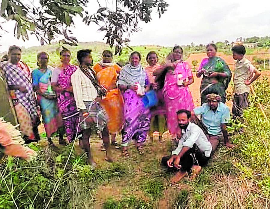 ಶಿಕಾರಿಪುರದ ಮಾಯತಮ್ಮನ ಮುಚುಡಿ ಗ್ರಾಮದ ಪರಿಶಿಷ್ಟ ಸಮುದಾಯದವರು ತಮ್ಮ ಜಮೀನಿನಲ್ಲಿ ವಿಷದ ಬಾಟಲಿ ಹಿಡಿದು ನಿಂತಿರುವುದು