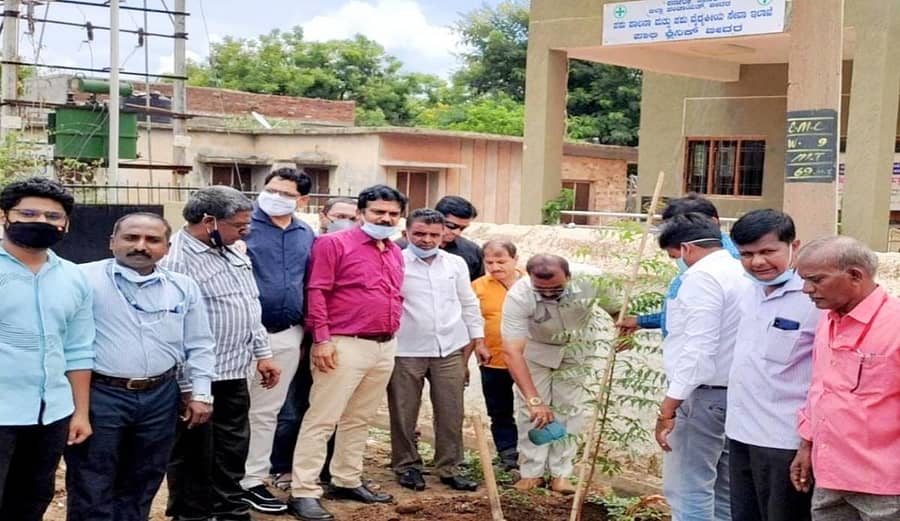 ಬೀದರ್‌ನ ಪಶು ಪಾಲನೆ ಮತ್ತು ಪಶು ವೈದ್ಯಕೀಯ ಸೇವಾ ಇಲಾಖೆಯ ಪಾಲಿ ಕ್ಲಿನಿಕ್‍ನಲ್ಲಿ ನಡೆದ ಸಸಿ ನೆಡುವ ಕಾರ್ಯಕ್ರಮಕ್ಕೆ ನಗರಸಭೆ ಮಾಜಿ ಸದಸ್ಯ ಮಹಮ್ಮದ್ ಇರ್ಷಾದ್ ಅಲಿ ಸಸಿ ನೆಟ್ಟು ಚಾಲನೆ ನೀಡಿದರು