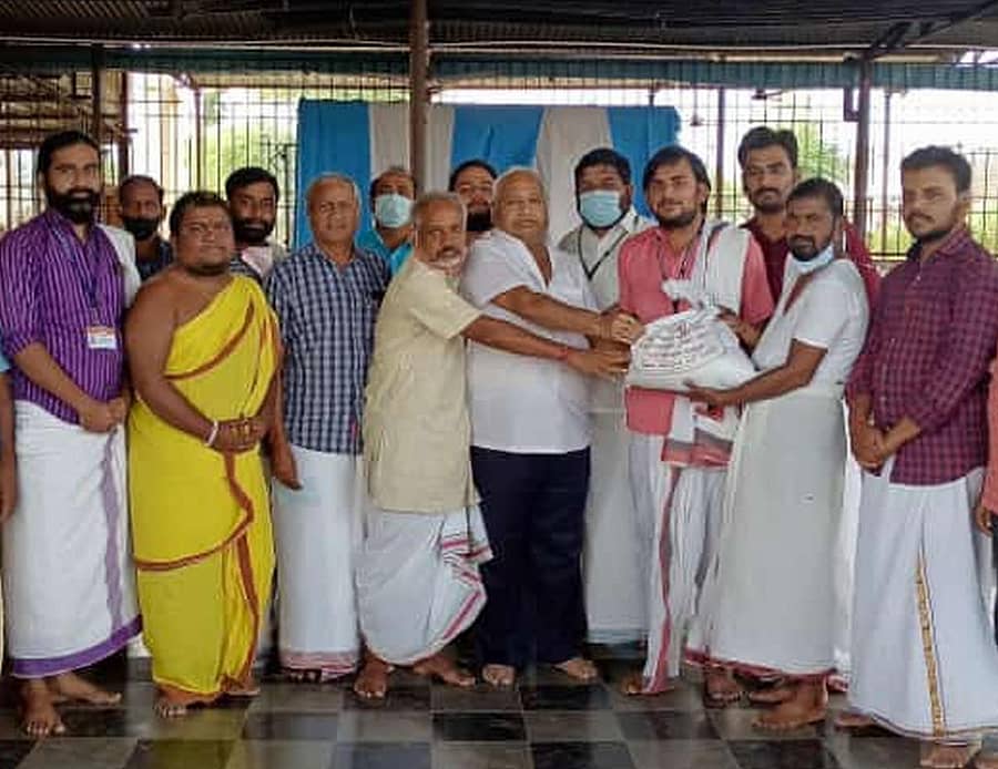 ಅಖಿಲ ಕರ್ನಾಟಕ ಬ್ರಾಹ್ಮಣ ಅರ್ಚಕರ ಹಾಗೂ ಪುರೋಹಿತ ಪರಿಷತ್ ವತಿಯಿಂದ ಹುಮನಾಬಾದ್ ತಾಲ್ಲೂಕಿನ ಹಳ್ಳಿಖೇಡದಲ್ಲಿ ಅರ್ಚಕರಿಗೆ ಆಹಾರಧಾನ್ಯ ಕಿಟ್ ವಿತರಿಸಲಾಯಿತು