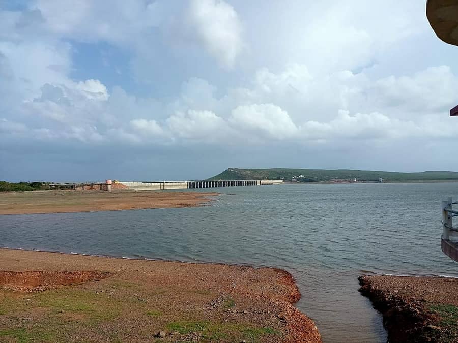 ಆಲಮಟ್ಟಿ ಜಲಾಶಯದ ಹಿನ್ನೀರಿನ ನೋಟ