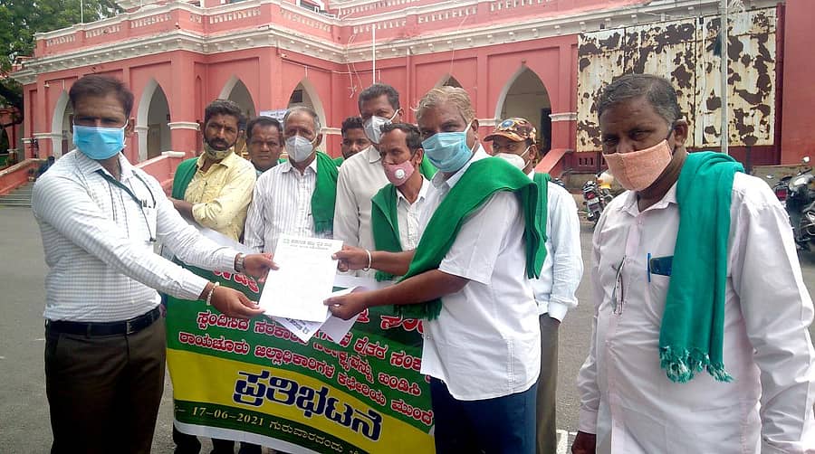 ರಾಯಚೂರಿನಲ್ಲಿ ಕರ್ನಾಟಕ ರಾಜ್ಯ ರೈತ ಸಂಘ ಹಾಗೂ ಹಸಿರುಸೇನೆ ಜಿಲ್ಲಾ ಘಟಕದ ಪದಾಧಿಕಾರಿಗಳು ಗುರುವಾರ ಜಿಲ್ಲಾಡಳಿತದ ಮೂಲಕ ಮುಖ್ಯಮಂತ್ರಿಗೆ ಮನವಿ ಸಲ್ಲಿಸಿದರು
