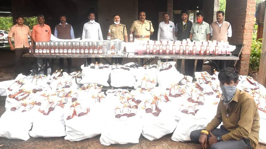 ಗೋವಾದಿಂದ ಅಕ್ರಮವಾಗಿ ಕ್ಯಾಂಟರ್‌ನಲ್ಲಿ ಸಾಗಿಸುತ್ತಿದ್ದ 1,440 ಲೀಟರ್‌ ಮದ್ಯದ ಬಾಟಲಿಗಳನ್ನು ಬೆಳಗಾವಿಯ ಸಿಸಿಐಬಿ ಪೊಲೀಸರು ಹೊನಗಾ ಸಮೀಪ ವಶಕ್ಕೆ ಪಡೆದಿದ್ದಾರೆ