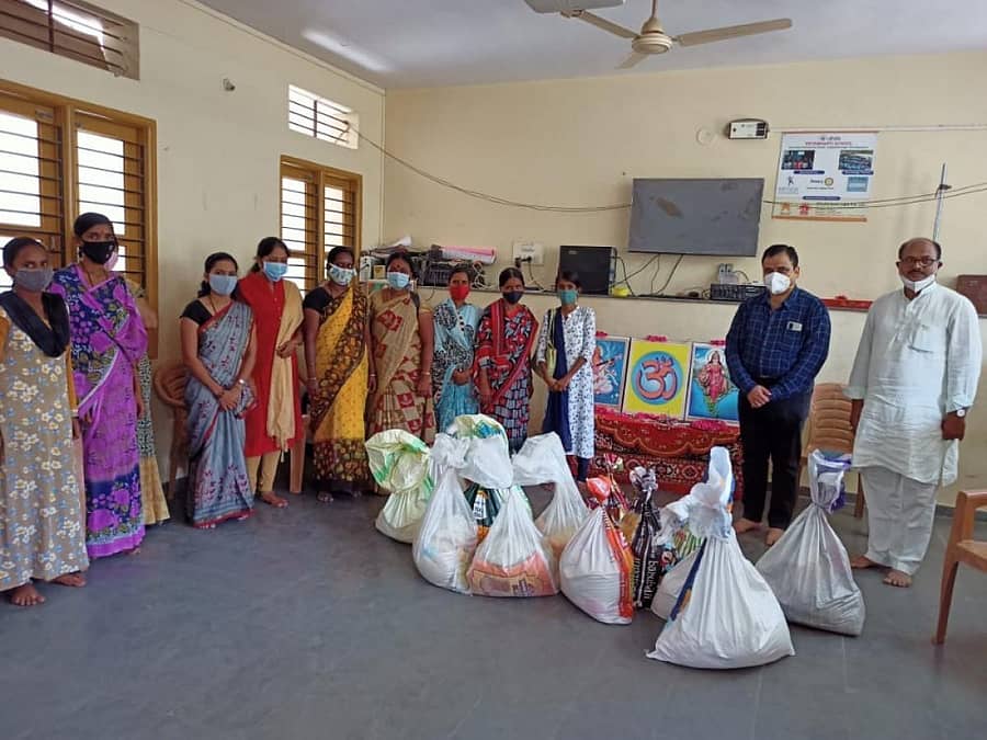 ವಿಜಯಪುರ ಜಿಲ್ಲೆಯ ನಗರ ಮತ್ತು ಗ್ರಾಮೀಣ ಪ್ರದೇಶದ ಅನುದಾನರಹಿತ ಶಾಲಾ ಶಿಕ್ಷಕ, ಶಿಕ್ಷಕಿಯರಿಗೆ ಶ್ರೀ ತುಳಸಿಗಿರೀಶ ಮಧುಮೇಹ ಆಸ್ಪತ್ರೆಯ ಮಧುಮೇಹ ತಜ್ಞ ಡಾ.ಬಾಬುರಾಜೇಂದ್ರ ಬಿ.ನಾಯಿಕ ಅವರು ‘ಗುರು ಗೌರವ’ ಆಹಾರ ಕಿಟ್‌ ವಿತರಿಸಿದರು.