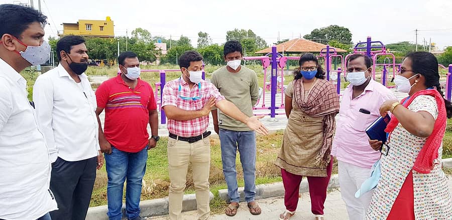 ನಗರಸಭೆ ಅಧ್ಯಕ್ಷೆ ಶ್ವೇತಾ ಕೋಲಾರದ ಕುಡಾ ಲೇಔಟ್ನ ಉದ್ಯಾನಕ್ಕೆ ಗುರುವಾರ ಭೇಟಿ ನೀಡಿ ಪರಿಶೀಲನೆ ನಡೆಸಿದರು
