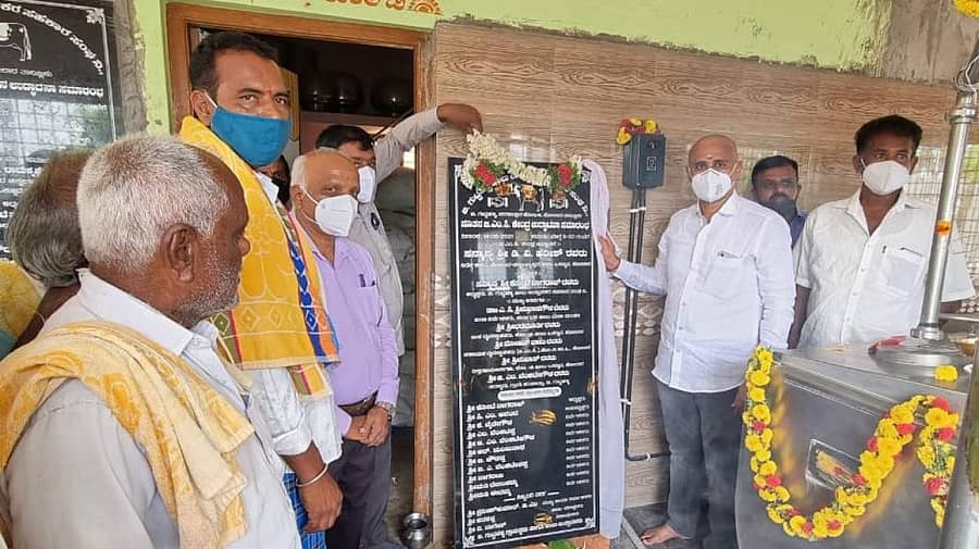 ಕೋಚಿಮುಲ್ ನಿರ್ದೇಶಕ ಡಿ.ವಿ.ಹರೀಶ್ ಕೋಲಾರ ತಾಲ್ಲೂಕಿನ ಬಿ.ಗುಟ್ಟಹಳ್ಳಿ ಹಾಲು ಉತ್ಪಾದಕರ ಸಹಕಾರ ಸಂಘದಲ್ಲಿ ಗುರುವಾರ ಬಿಎಂಸಿ ಘಟಕ ಉದ್ಘಾಟಿಸಿದರು