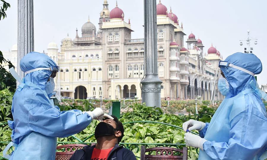 ಮೈಸೂರಿನ ಅರಮನೆ ಆವರಣದಲ್ಲಿ ಕೊರೊನಾ ವೈರಸ್ ಸೋಂಕಿನ ಪತ್ತೆ ಪರೀಕ್ಷೆ ನಡೆಯಿತು -ಪ್ರಜಾವಾಣಿ ಚಿತ್ರ.