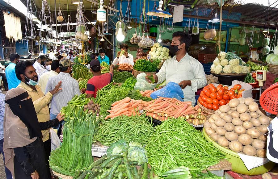ಕಲಬುರ್ಗಿ ನಗರದ ಸೂಪರ್‌ ಮಾರ್ಕೆಟ್‌ನಲ್ಲಿ ಗ್ರಾಹಕರು ತರಕಾರಿ ಖರೀದಿಸುತ್ತಿರುವುದು ಶುಕ್ರವಾರ ಕಂಡುಬಂತು  ಪ್ರಜಾವಾಣಿ ಚಿತ್ರಗಳು: ‍ಪ್ರಶಾಂತ್ ಎಚ್‌.ಜಿ
