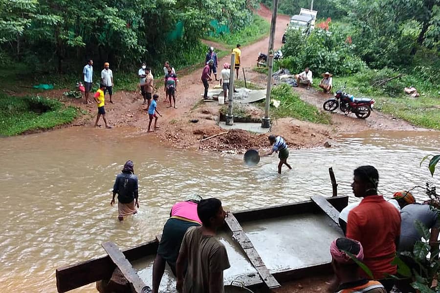 ಊರವರು ಕಬ್ಬಿಣದ ಕಾಲು ಸೇತುವೆ ನಿರ್ಮಿಸುತ್ತಿರುವುದು