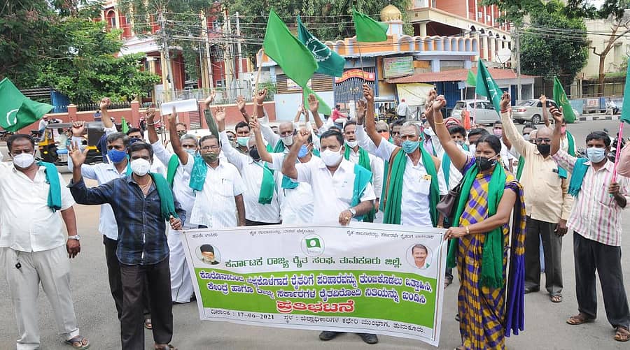 ತುಮಕೂರು ಜಿಲ್ಲಾಧಿಕಾರಿ ಕಚೇರಿ ಎದುರು ರೈತರು ಪ್ರತಿಭಟಿಸಿದರು