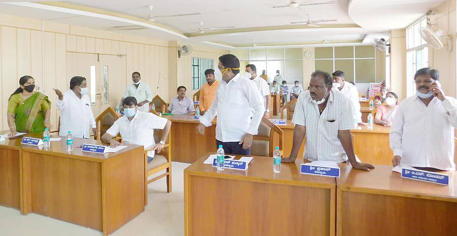 ಶಿಕಾರಿಪುರ ಪುರಸಭೆ ಸಭಾಂಗಣದಲ್ಲಿ ಗುರುವಾರ ನಡೆದ ಪುರಸಭೆ ಸದಸ್ಯರ ವಿಶೇಷ ಸಭೆಯಲ್ಲಿ ಸದಸ್ಯರು ಪರಸ್ಪರ ಚರ್ಚೆ ನಡೆಸಿದರು