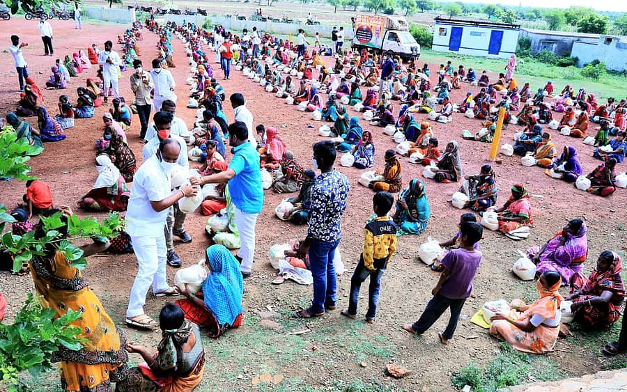 ಹುಲಸೂರ ತಾಲ್ಲೂಕಿನ ಕೋಟಮಾಳ ಗ್ರಾಮದಲ್ಲಿ ಶಾಸಕ ಶರಣು ಸಲಗರ ಬಡವರಿಗೆ ಆಹಾರಧಾನ್ಯದ ಕಿಟ್ ವಿತರಿಸಿದರು