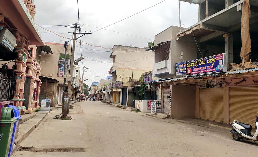 ದೊಡ್ಡಬಳ್ಳಾಪುರ ಹೃದಯ ಭಾಗದ ಚೌಕದ ವೃತ್ತ ಹಾಗೂ ಸುತ್ತಲಿನ ಮುಖ್ಯ ವಾಣಿಜ್ಯ ರಸ್ತೆಗಳು ಜನರಿಲ್ಲದೆ ಬಿಕೋ ಎನ್ನುತ್ತಿರುವುದು