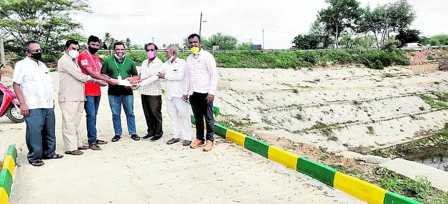 ವಿಜಯಪುರ ಪಟ್ಟಣದ ನಾಗರಬಾವಿ ಅಭಿವೃದ್ಧಿ ಕಾಮಗಾರಿ ವೀಕ್ಷಿಸಿದ ಇಂಗ್ಲೆಂಡ್ ಮೂಲದ ಐ.ಎಚ್.ಎಸ್. ಮಾರ್ಕೆಟ್ ಕಂಪನಿಯ ಸಿಎಸ್ಆರ್ ಸಮಿತಿ ಸದಸ್ಯರಾದ ವಿನಯ್ ಹಾಗೂ ವೆಂಕಟೇಶ್ ಅವರಿಗೆ ಹೆಚ್ಚಿನ ಸಹಾಯಧನಕ್ಕಾಗಿ ಮನವಿ ಪತ್ರ ಸಲ್ಲಿಸಿದ ನಾಗರಬಾವಿ ಜೀರ್ಣೋದ್ಧಾರ ಅಭಿವೃದ್ಧಿ ಸಮಿತಿ ಸದಸ್ಯರು