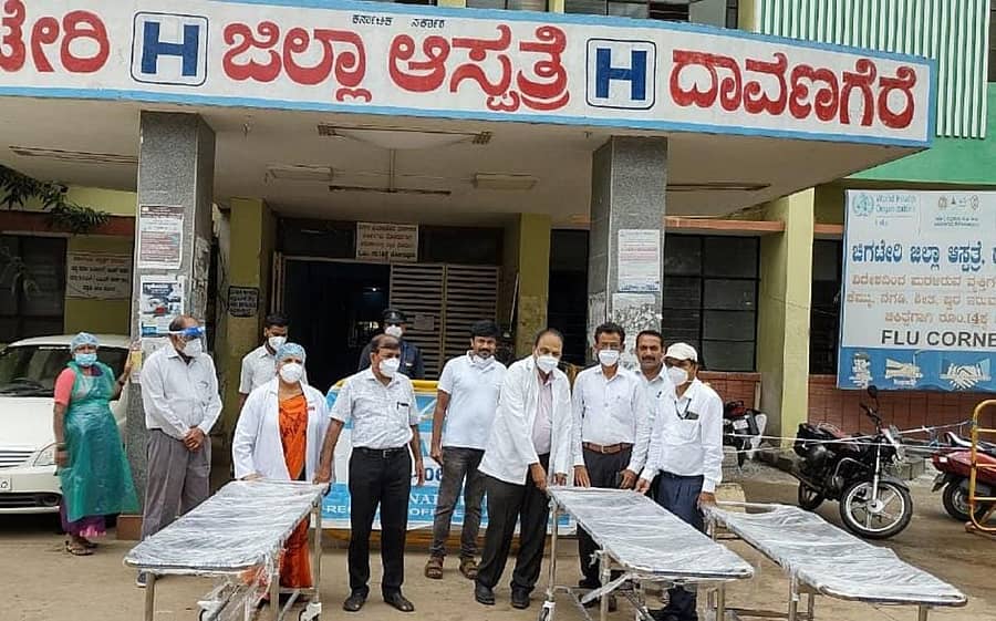 ದಾವಣಗೆರೆಯ ಚಿಗಟೇರಿ ಜಿಲ್ಲಾ ಆಸ್ಪತ್ರೆಗೆ ಕೆನರಾ ಬ್ಯಾಂಕ್ನಿಂದ ಸ್ಟ್ರೆಚರ್ಗಳನ್ನು ಕೊಡುಗೆಯಾಗಿ ನೀಡಲಾಯಿತು.