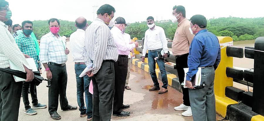 ಮರವೂರು ಸೇತುವೆಯನ್ನು ತಜ್ಞರ ತಂಡ ಪರಿಶೀಲಿಸಿತು.