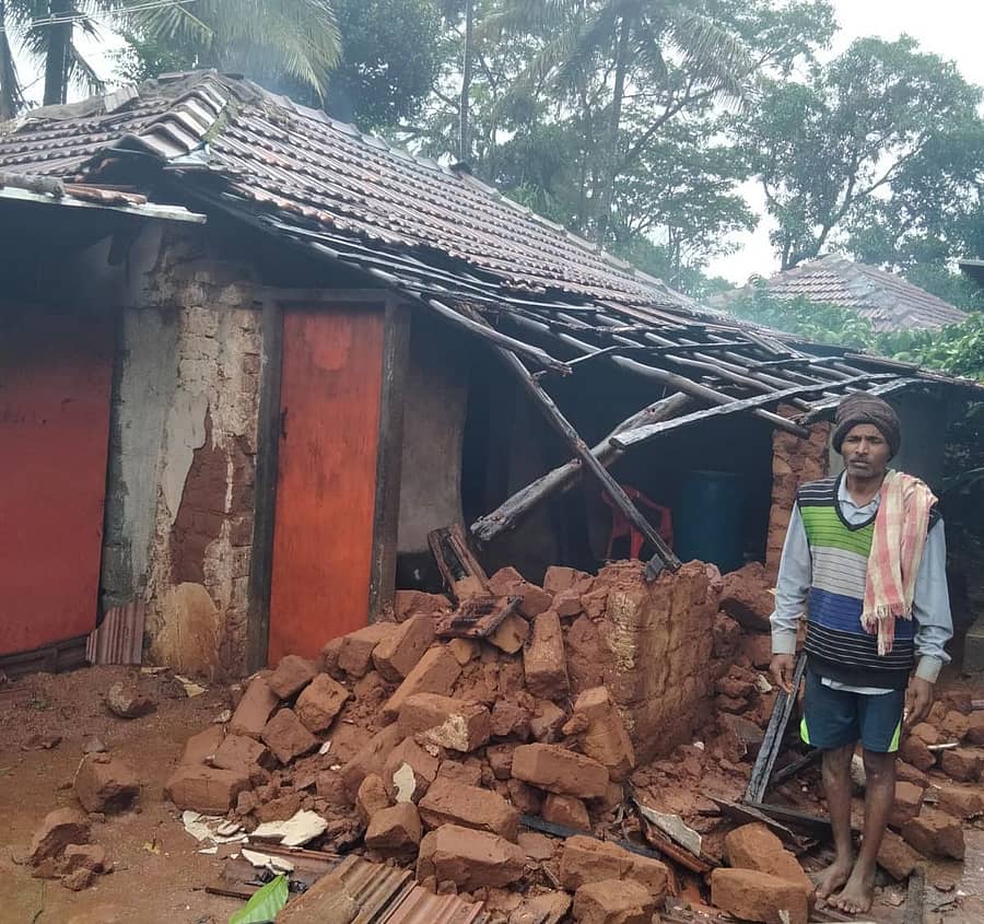 ತ್ರಿಪುರ ಗ್ರಾಮ ಪಂಚಾಯಿತಿ ವ್ಯಾಪ್ತಿಯ ಬಕ್ಕಿ ಸುಬ್ಬಯ್ಯ ಅವರ ಮನೆ ಮಳೆಗೆ ಕುಸಿದಿರುವುದು.