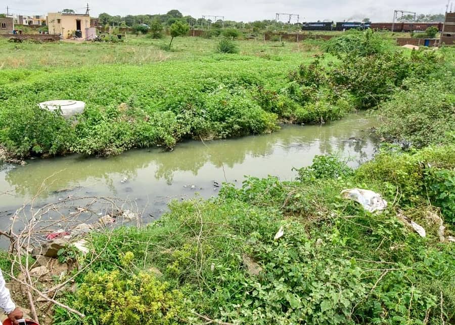 ಕಲಬುರ್ಗಿ ನಗರದ ಬಸಂತನಗರ ಬಡಾವಣೆಯ ಚರಂಡಿಯಲ್ಲಿ ಹೂಳು ತುಂಬಿದೆ