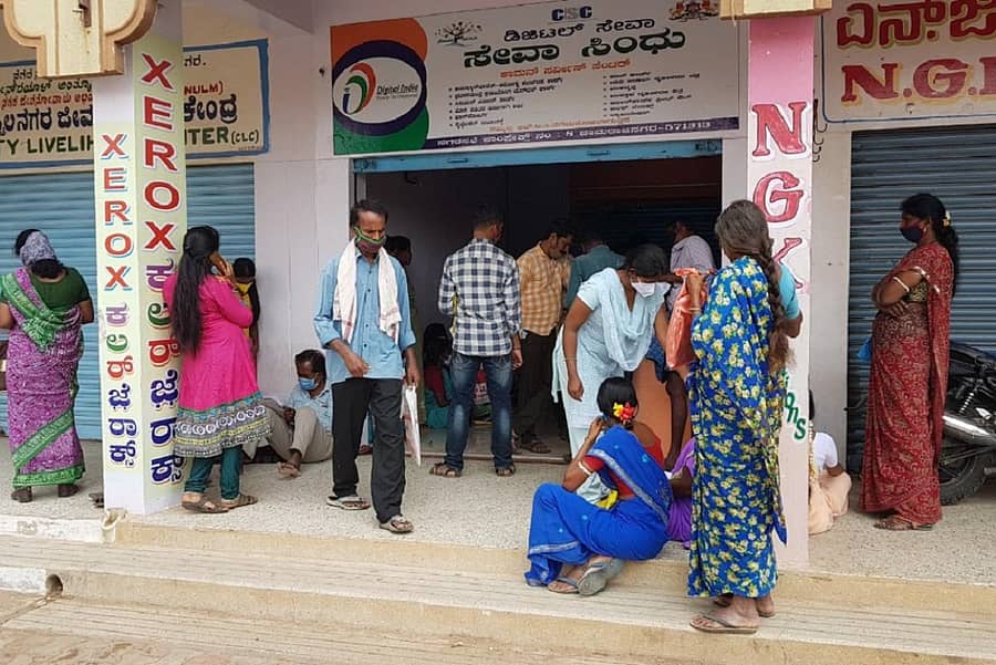 ಚಾಮರಾಜನಗರ ನಗರಸಭೆ ಕಚೇರಿ ಕಟ್ಟಡದಲ್ಲಿರುವ ಸೇವಾ ಸಿಂಧು ಸೇವಾ ಕೇಂದ್ರದಲ್ಲಿ ಶುಕ್ರವಾರ ಕಂಡು ಬಂದ ಜನರು