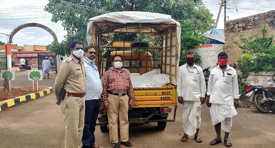 ಕೆರೂರ ಸಮೀಪದ ಸೀಪರಮಟ್ಟಿಯಲ್ಲಿ ಪಡಿತರ ಅಕ್ಕಿ ಅಕ್ರಮ ಸಾಗಣೆ ವಾಹನ ಹಾಗೂ ಆರೋಪಿಗಳನ್ನು ಬಂಧಿಸಲಾಗಿದೆ