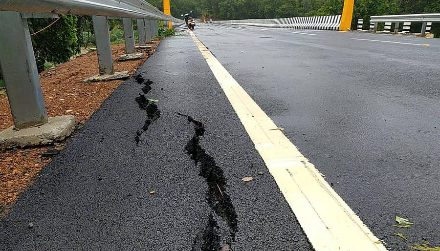 ಯಲ್ಲಾಪುರದ ಶಿರಸಿ ರಸ್ತೆಯಲ್ಲಿ ಬೇಡ್ತಿ ಸೇತುವೆಯ ಸಂಪರ್ಕ ರಸ್ತೆಯಲ್ಲಿ ಬಿರುಕು ಕಾಣಿಸಿಕೊಂಡಿರುವುದು