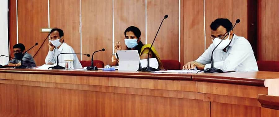 ಕಾರವಾರದಲ್ಲಿ ಶುಕ್ರವಾರ ನಡೆದ ಸಭೆಯಲ್ಲಿ ಜಿ.ಪಂ. ಸಿ.ಇ.ಒ ಎಂ.ಪ್ರಿಯಾಂಗಾ ಮಾತನಾಡಿದರು