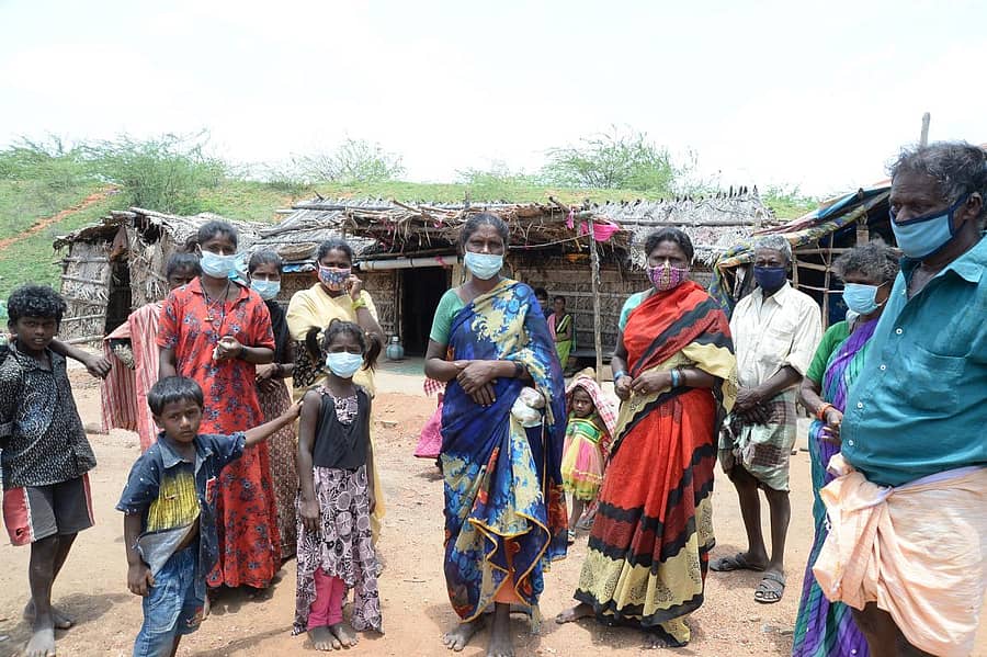 ಚಿತ್ರದುರ್ಗ ಜಿಲ್ಲೆಯ ಧರ್ಮಪುರದ ಹೊರವಲಯದಲ್ಲಿ ಅಸಹಾಯರಾಗಿರುವ ಕೊರಚ ಸಮುದಾಯದ ಕುಟುಂಬಗಳು (ಪ್ರಜಾವಾಣಿ ಸಂಗ್ರಹ ಚಿತ್ರ)