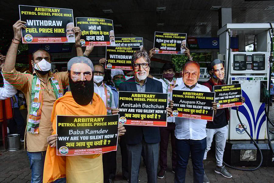 ಅಮಿತಾಭ್ ಬಚ್ಚನ್, ಅಕ್ಷಯ್ ಕುಮಾರ್, ಅನುಪಮ್ ಖೇರ್ ಮತ್ತು ಬಾಬಾ ರಾಮದೇವ್ ಅವರ ಮುಖವಾಡ ತೊಟ್ಟ ಜನರು ಪೆಟ್ರೋಲ್ ದರ ಏರಿಕೆ ವಿರುದ್ಧ ಮುಂಬೈಯಲ್ಲಿ ಪ್ರತಿಭಟನೆ ನಡೆಸಿದರು