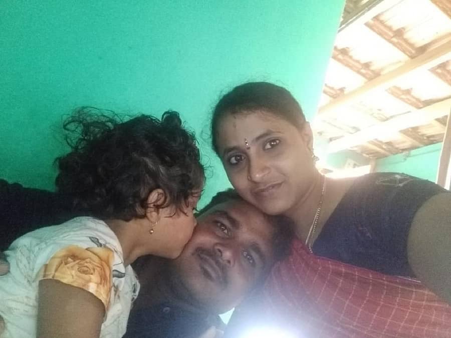 ಚಿಕ್ಕಪ್ಪ ಮಹದೇವಸ್ವಾಮಿಗೆ ವರ್ಷಾಳ ಸಿಹಿ ಮುತ್ತು. ಚಿಕ್ಕಮ್ಮ ರಮ್ಯಾ ಜೊತೆಗಿದ್ದಾರೆ