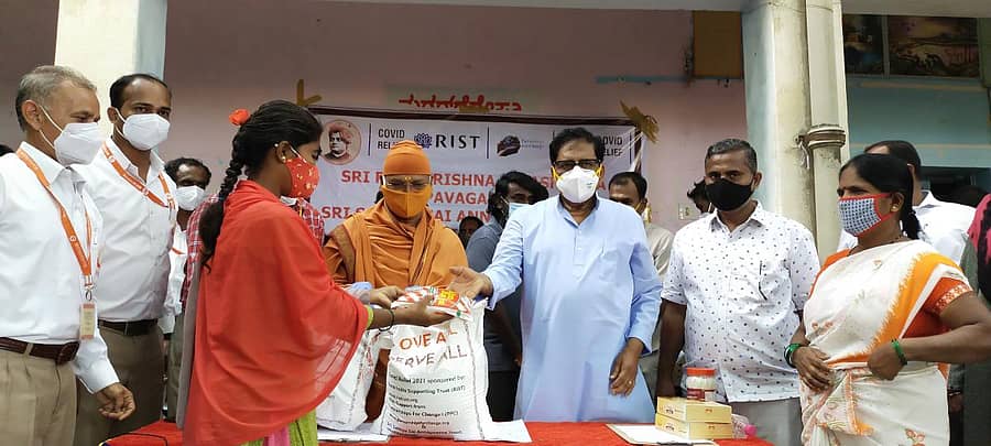 ಕೊರಟಗೆರೆಯಲ್ಲಿ ಅಕ್ಷರ ದಾಸೋಹ ಸಿಬ್ಬಂದಿಗೆ ಆಹಾರ ಕಿಟ್ ವಿತರಿಸಲಾಯಿತು